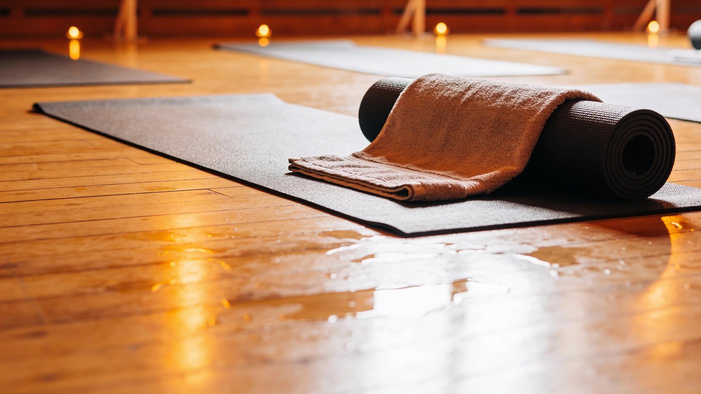 Hot yoga - ısıtılmış stüdyo, mat ve havlu